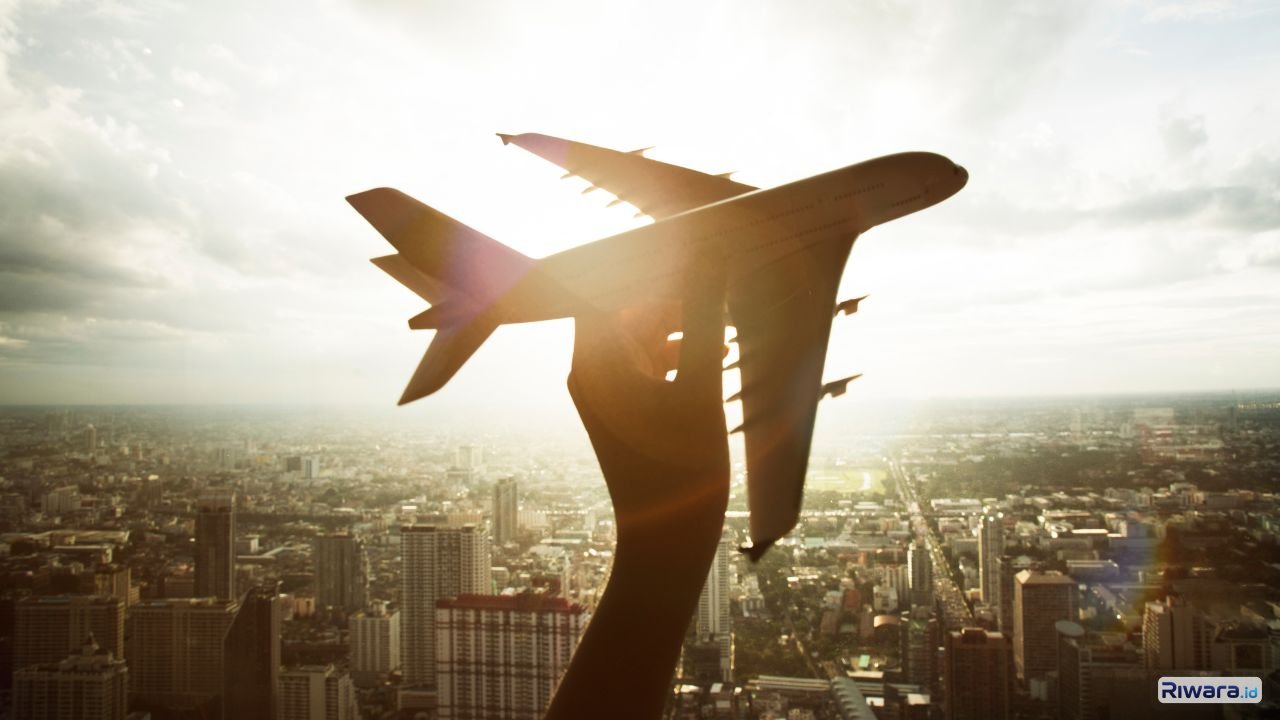 Maskapai nasional dan berbiaya rendah menghadapi tekanan biaya operasional akibat lonjakan harga avtur, sementara pemerintah meninjau penyesuaian tarif untuk menjaga stabilitas industri penerbangan